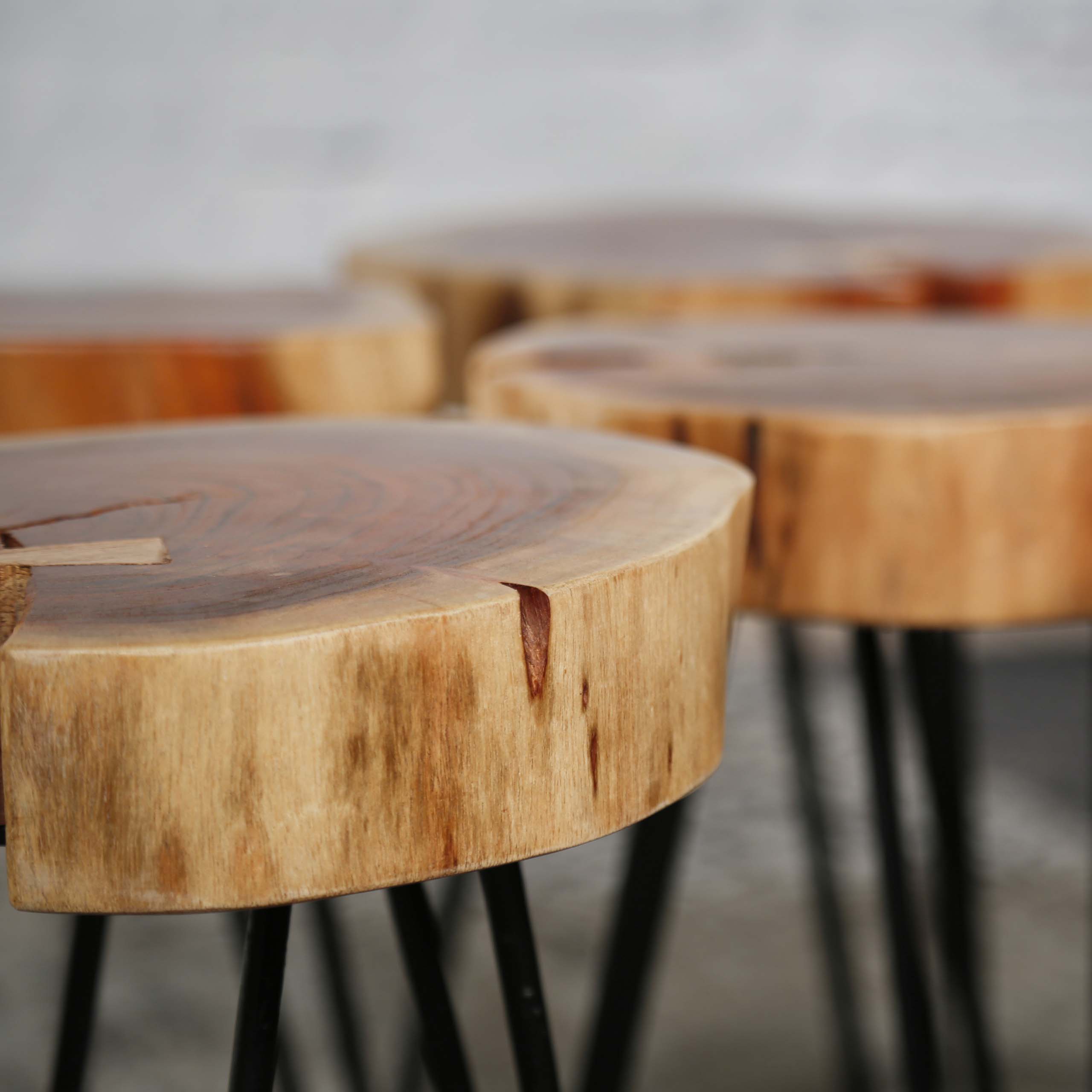 Sidobordsstam i 6cm tjock massiv akacia med stålstomme. VPE2 / Solid akacia naturlig