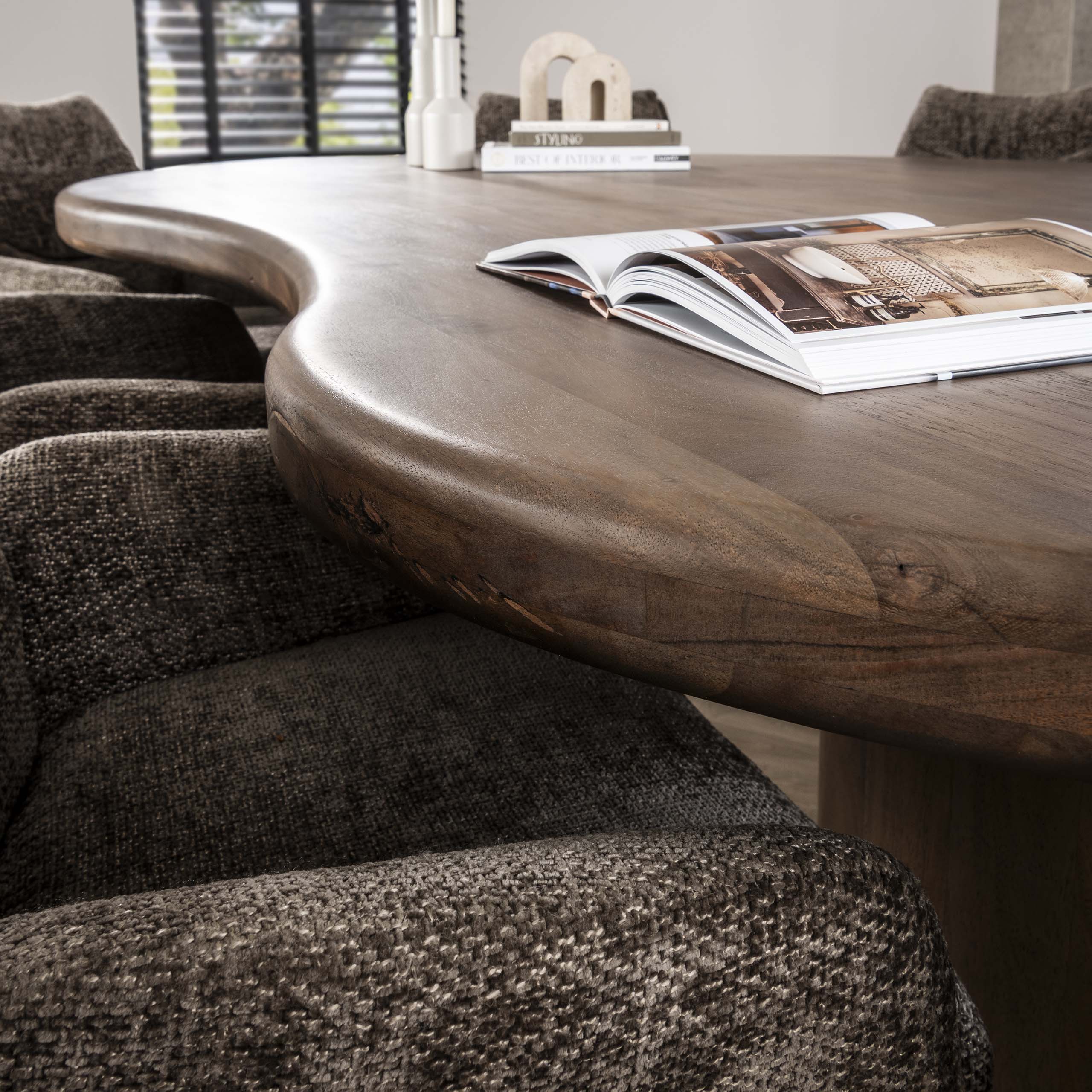 Matbord Skulptur njurformat 244x165 - Solid akaciabrun