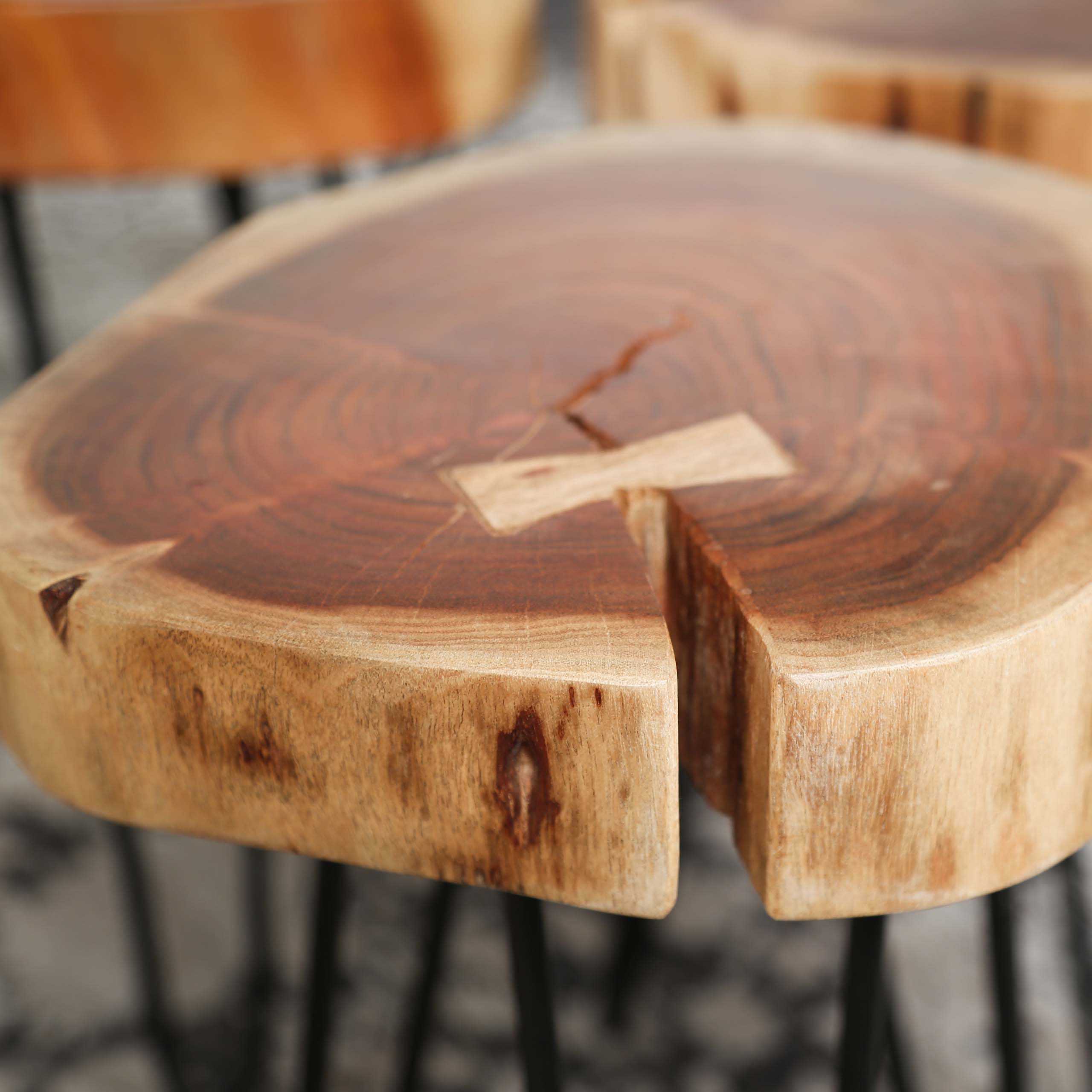 Sidobordsstam i 6cm tjock massiv akacia med stålstomme. VPE2 / Solid akacia naturlig