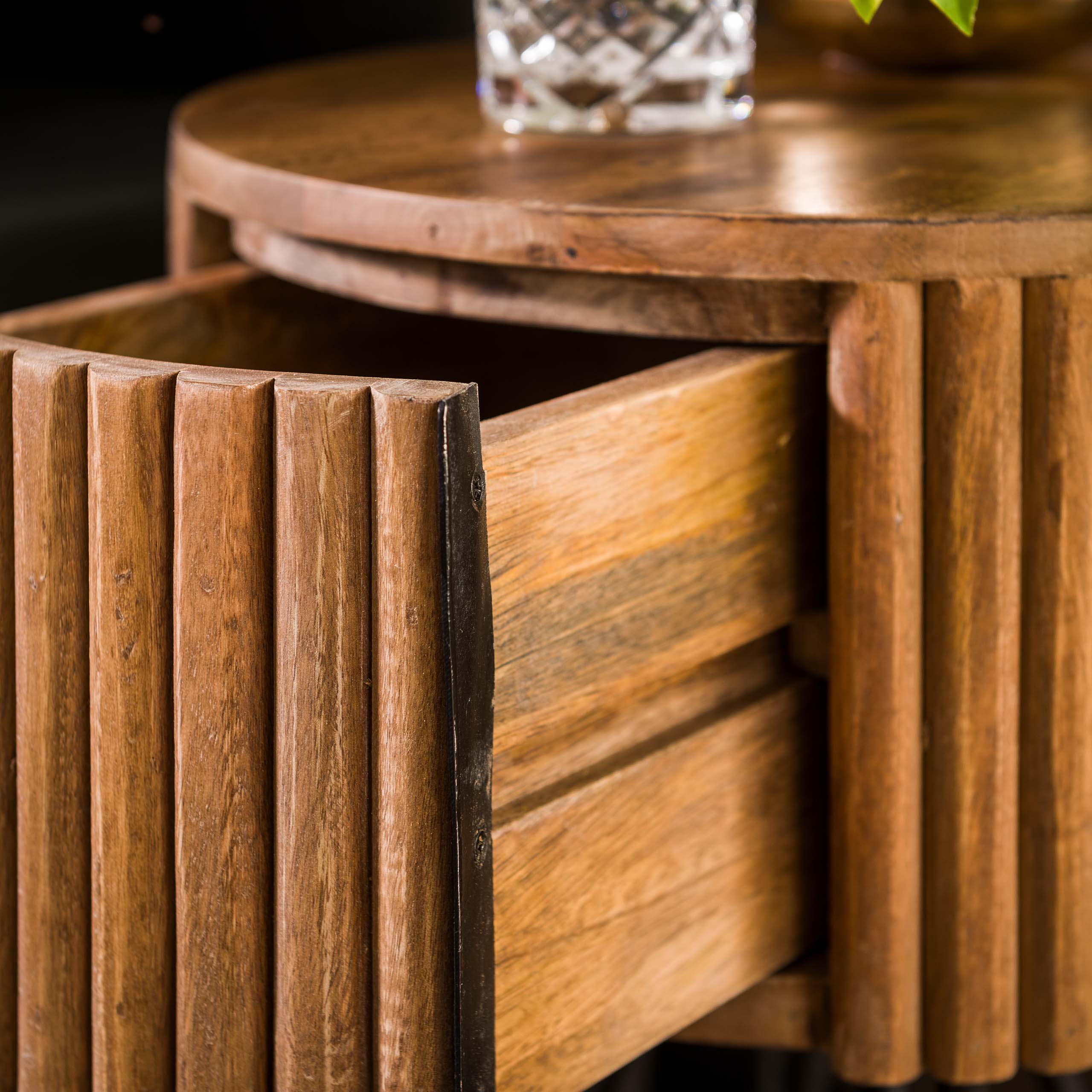 Sängbord 1L tweak runt / Solid mangosandfärg