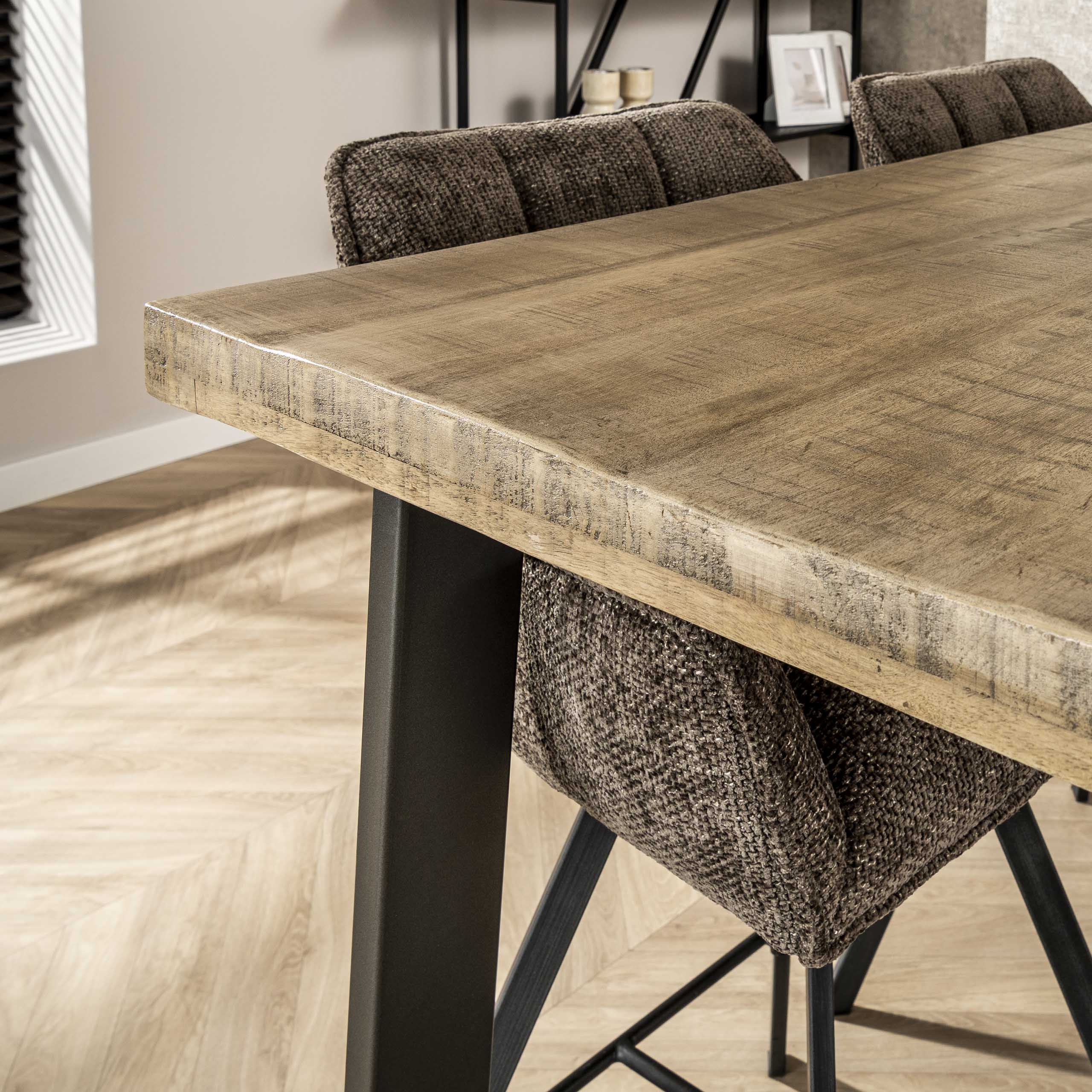 Barbord 135x70 massiv trapetsformad / Solid mango vit antik