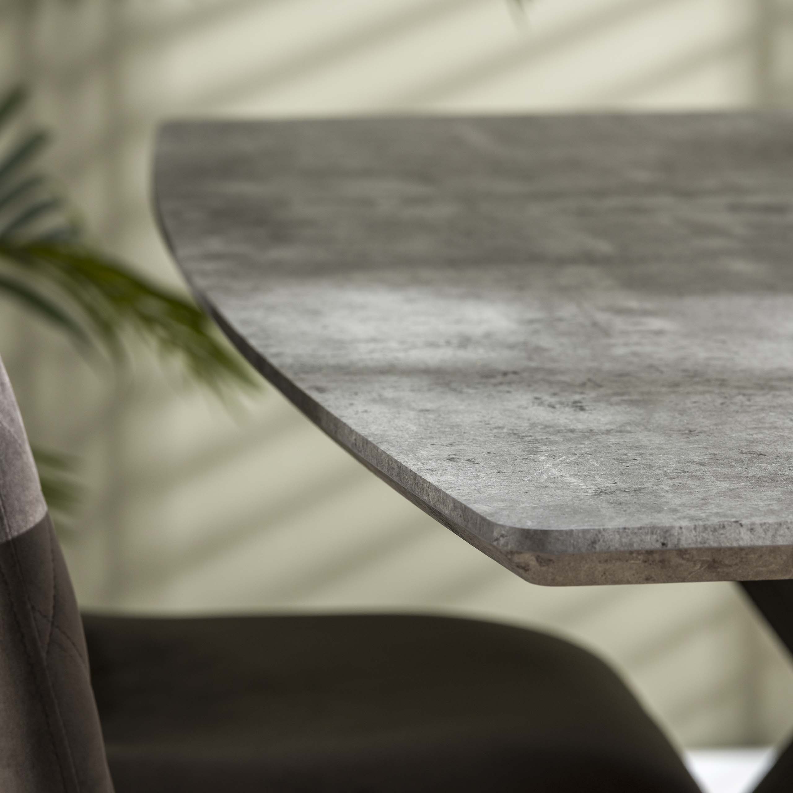 Matsalsbord 160 oval skiva svart pulverlackerad stomme / 3D betong ser grå ut