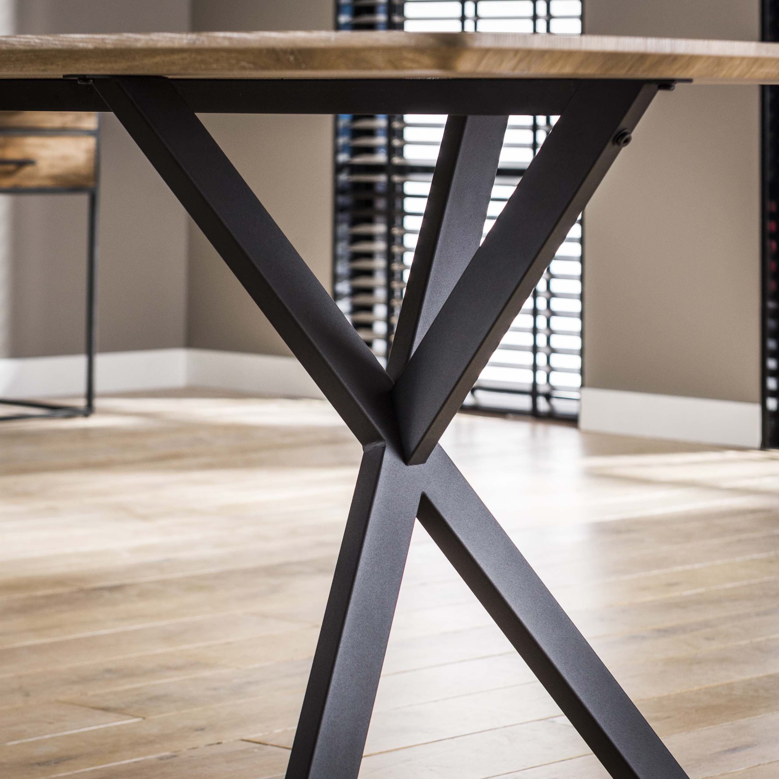 Matsalsbord 190 oval skiva svart pulverlackerad stomme / 3D Ek antiktvätt