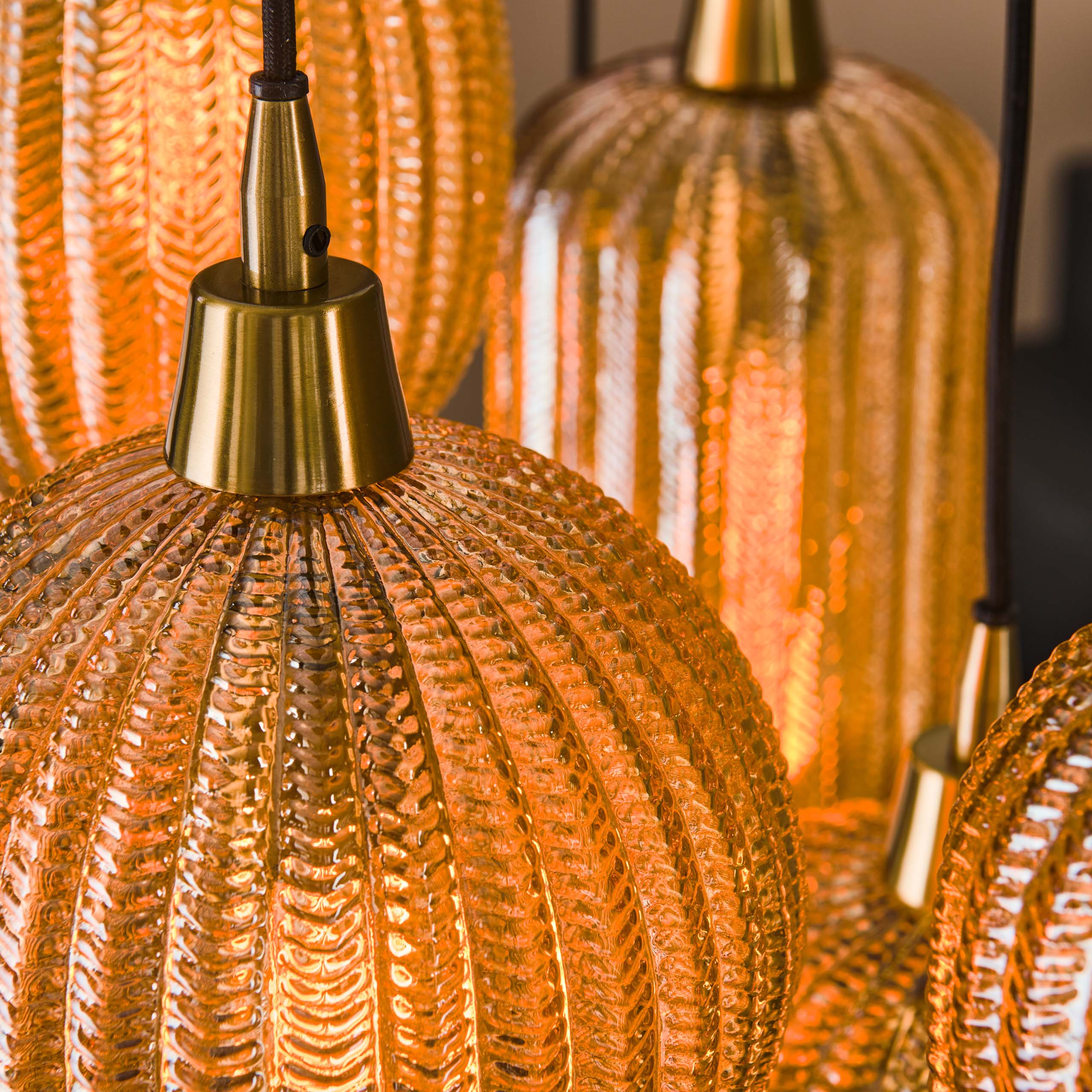 Hänglampa 4+3 V-formad mönstermix / Bärnstensfärgat glas