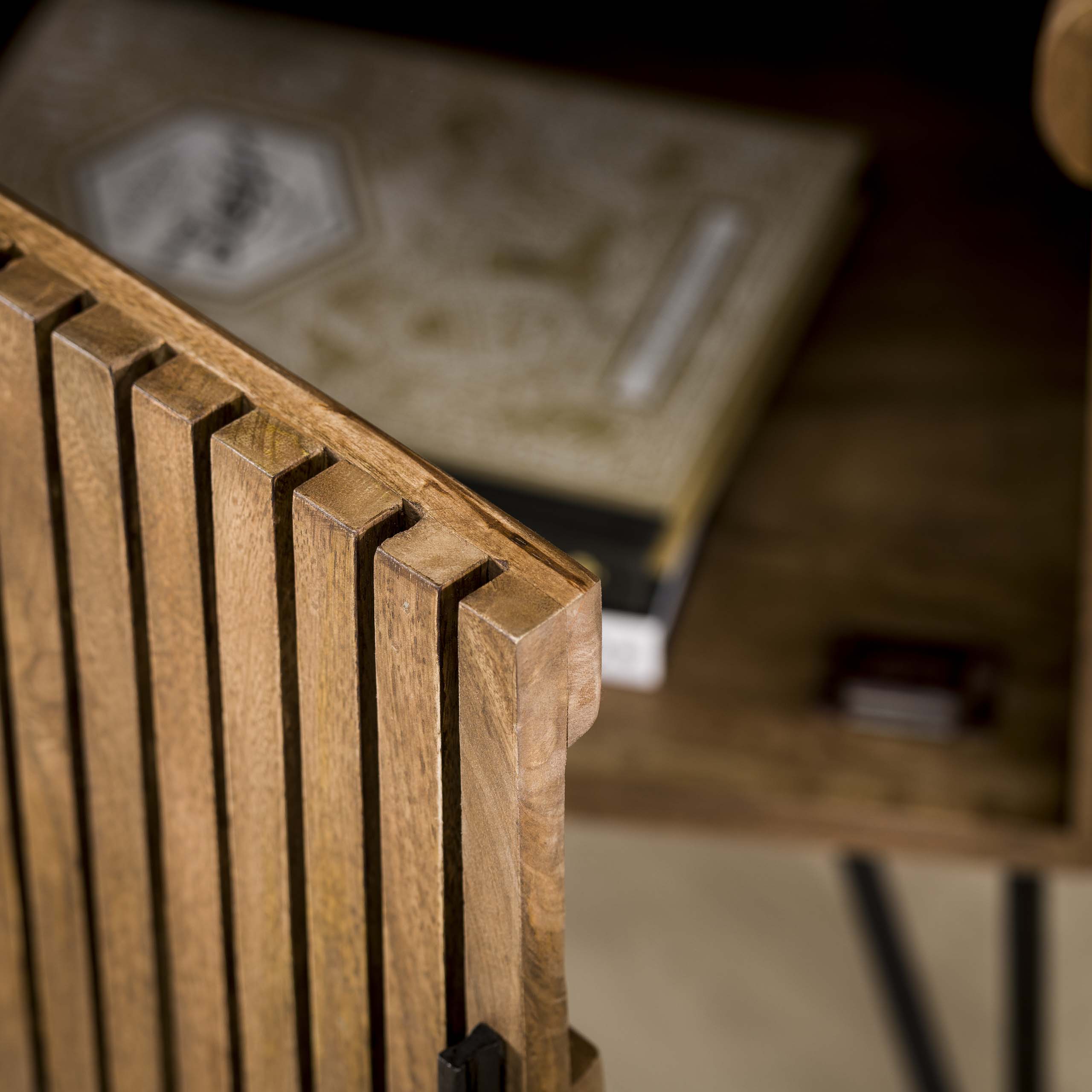 Vinskåpsjustering / Solid mangosandfärg