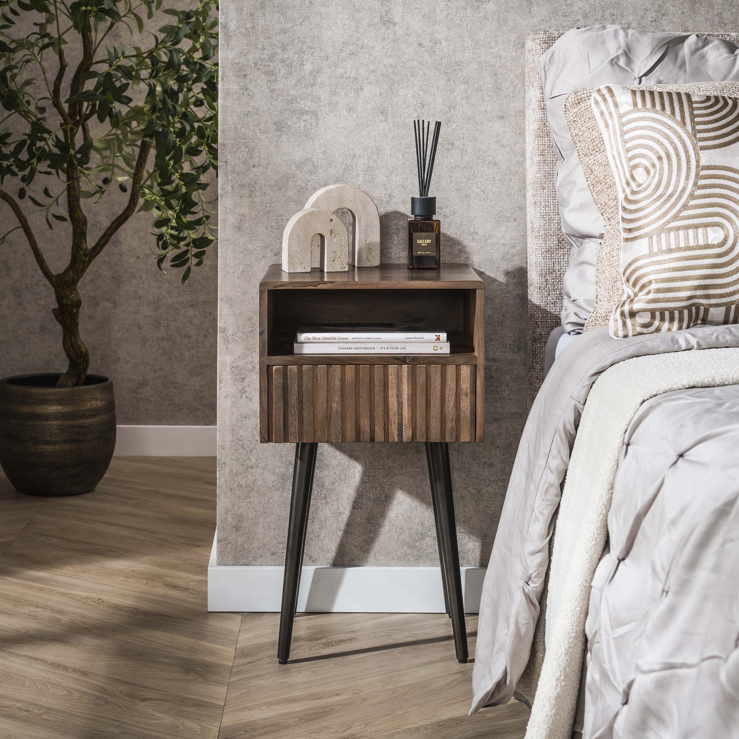 Sängbord Carve 1 låda - Solid akaciabrun