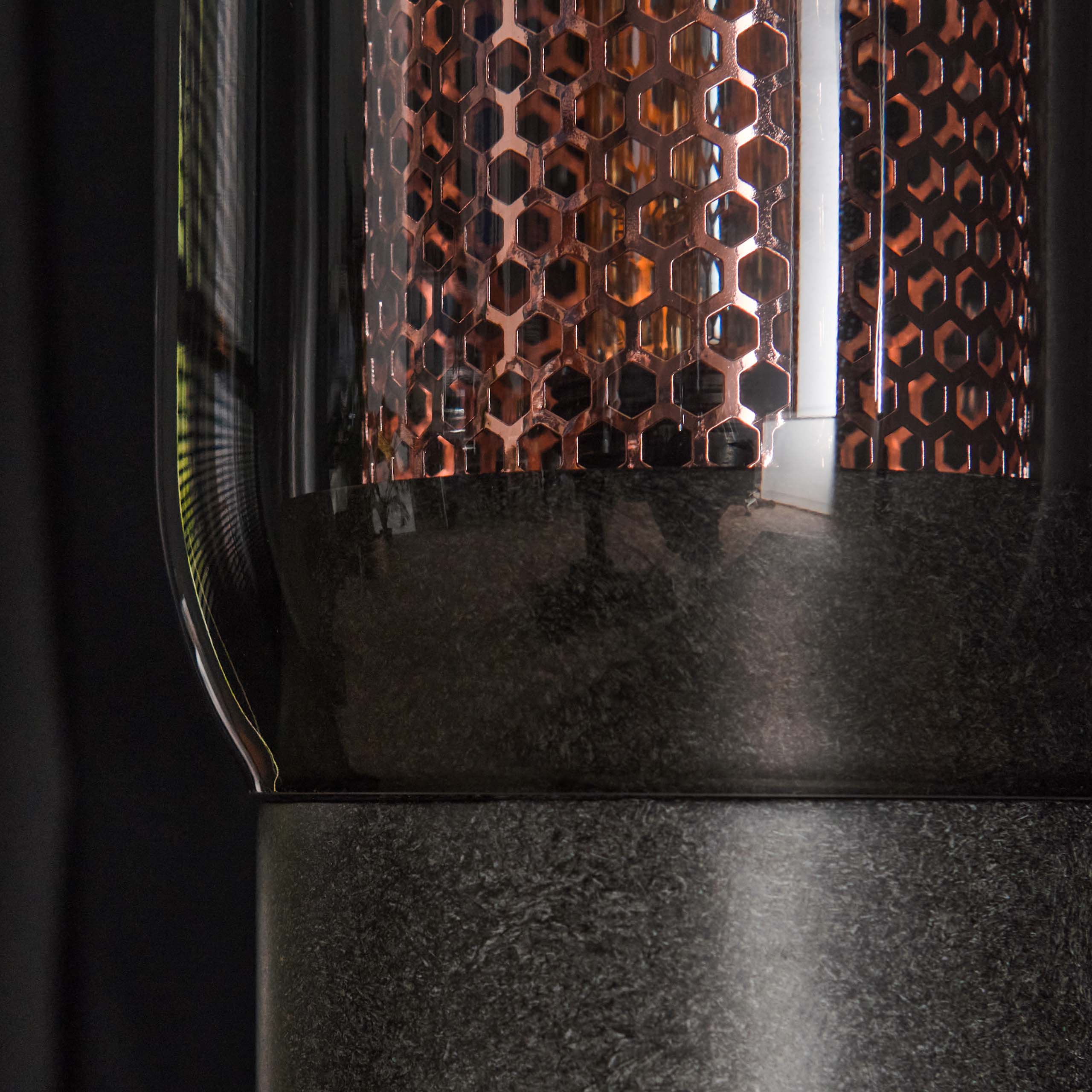 Bordslampa rök glasperforerat stål / Artic svart