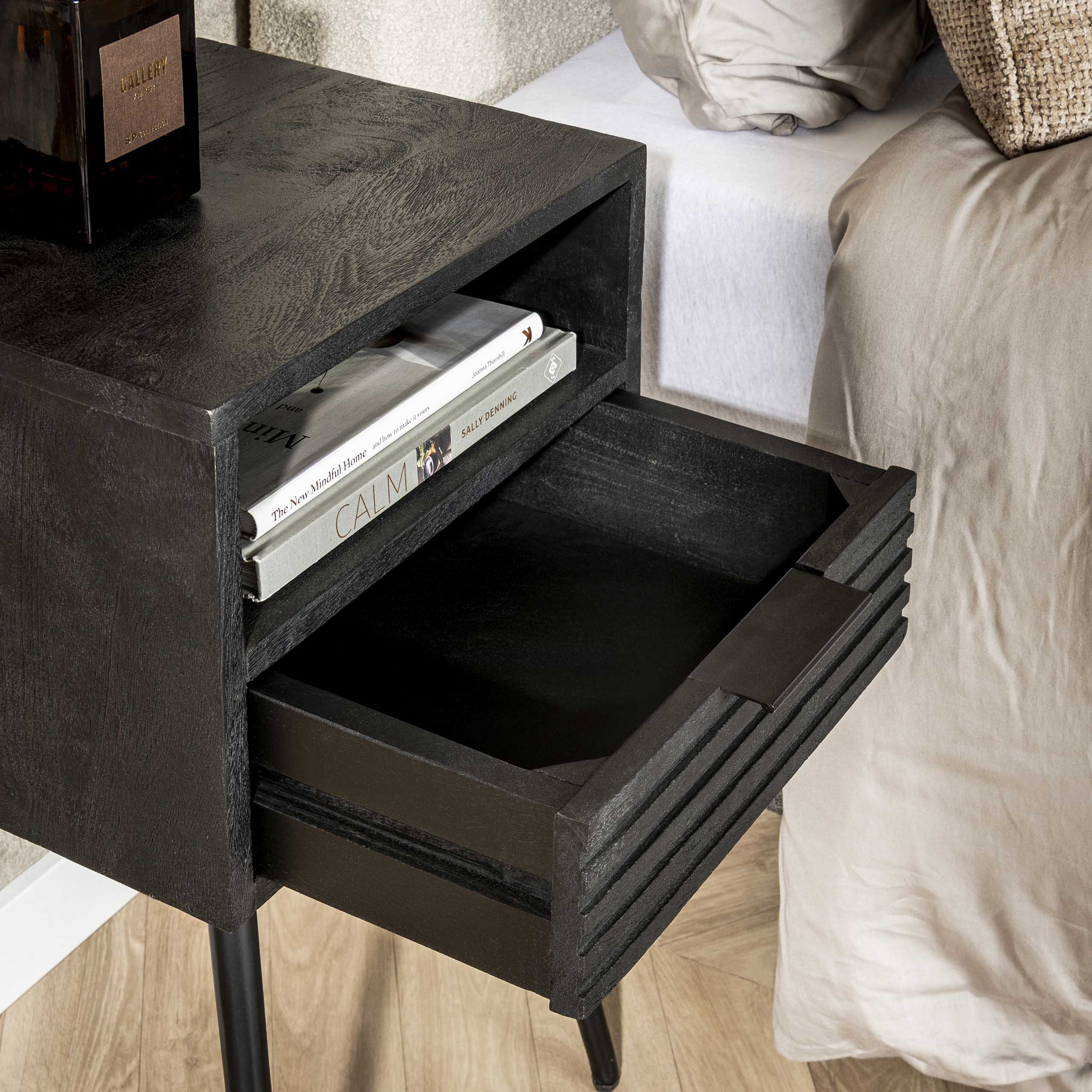 Marina sängbord 1 låda - Solid mangosvart