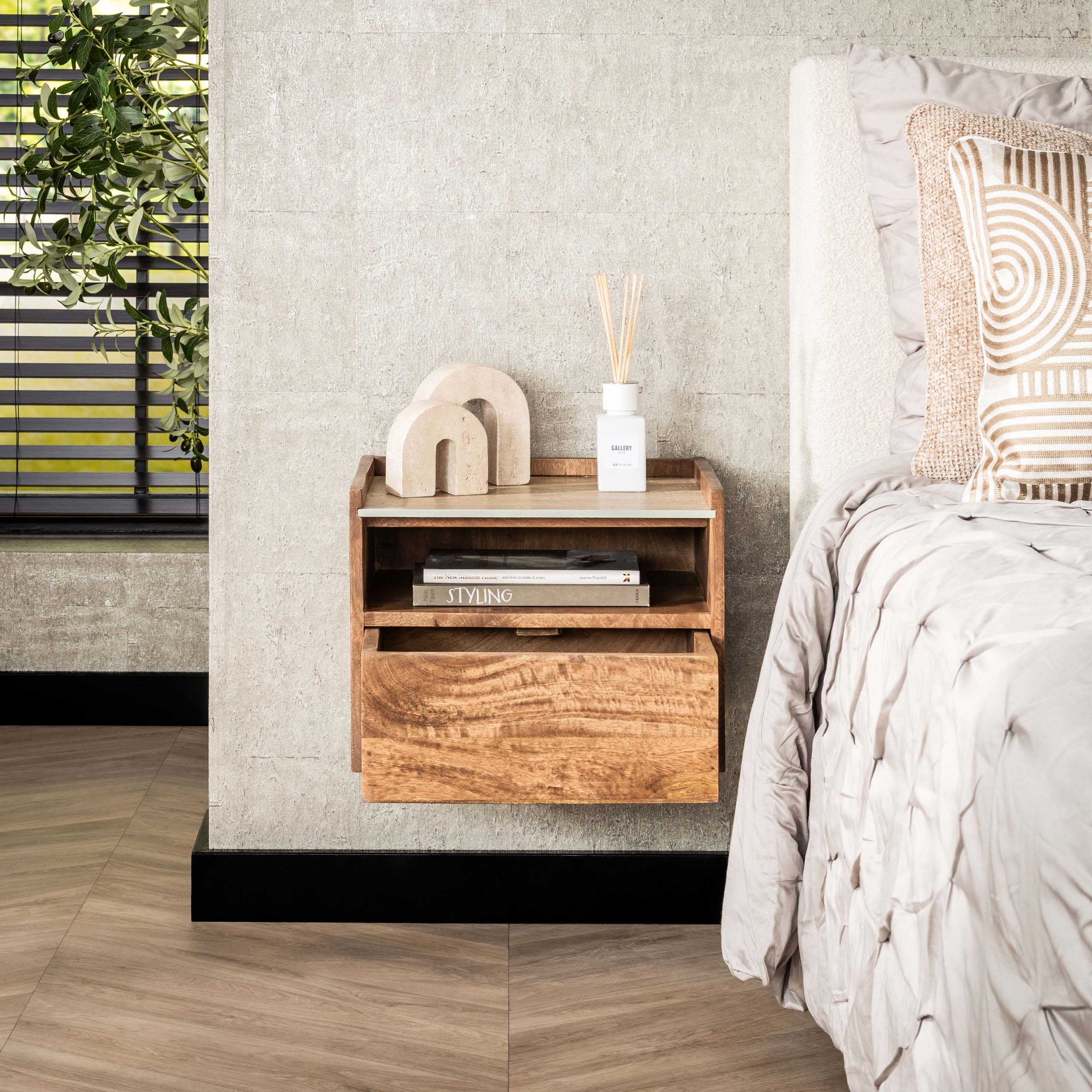 Nuovo flytande sängbord - 1 låda - Solid mangosandfärg