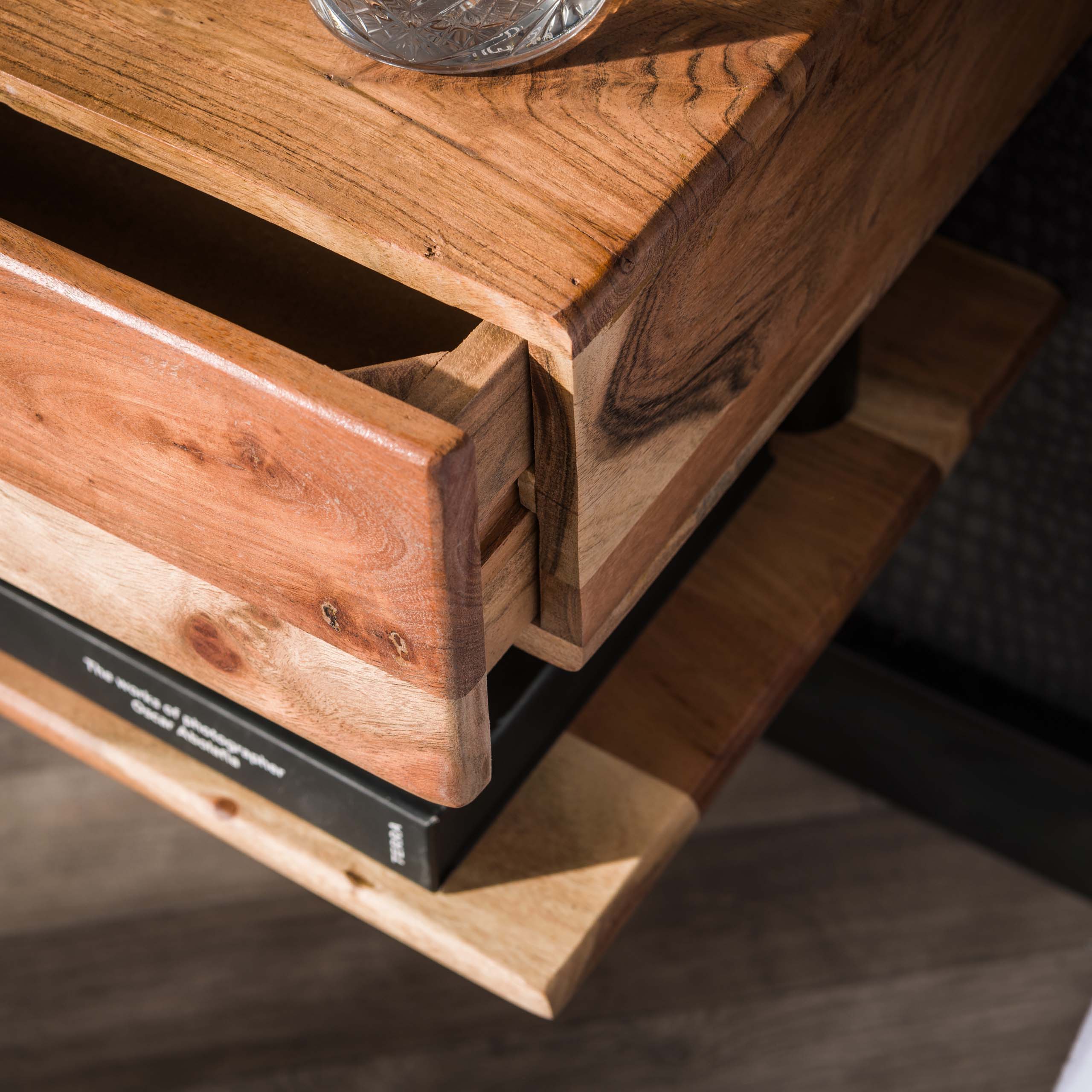 Sängbord 1L hylla / Solid akacia natur