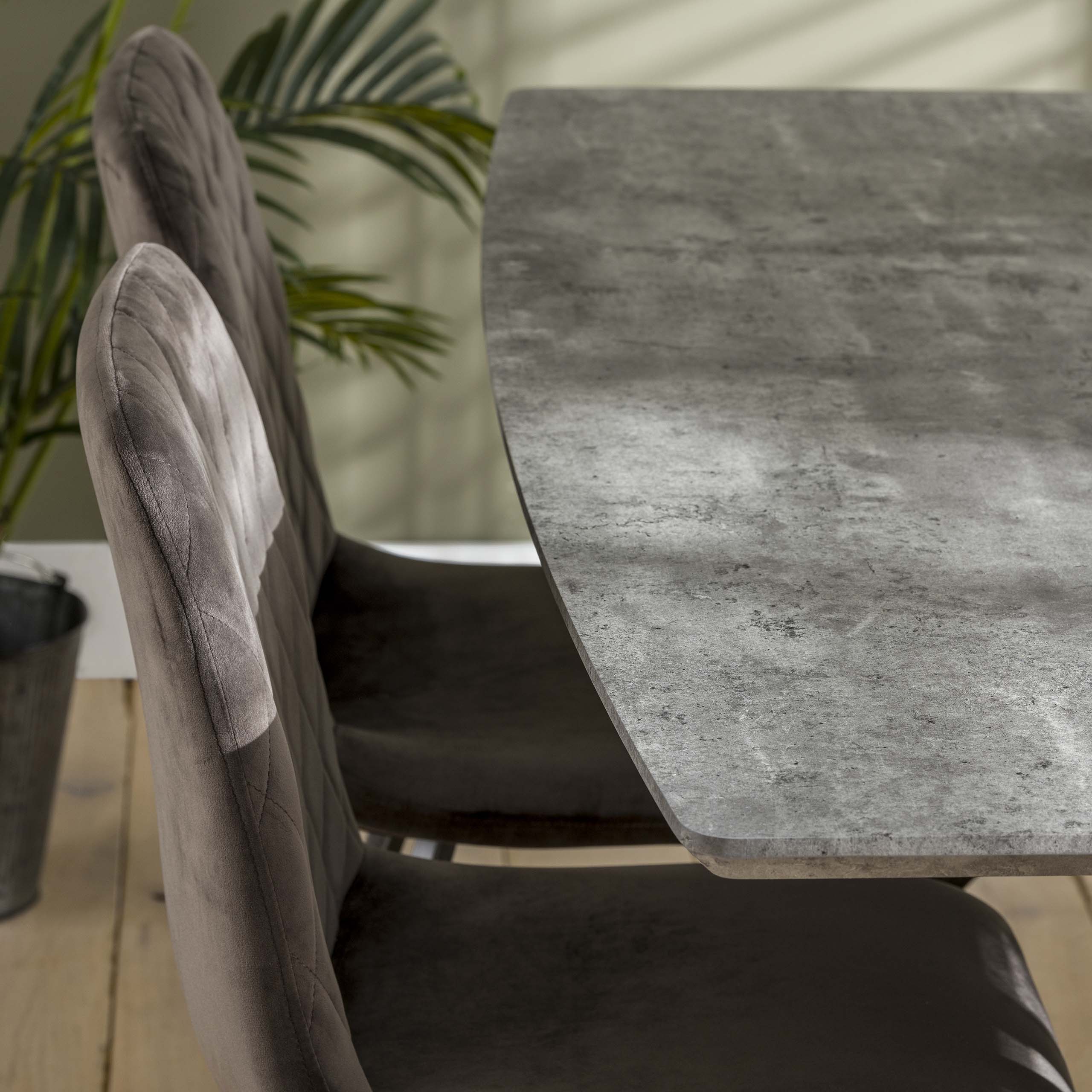 Matsalsbord 160 oval skiva svart pulverlackerad stomme / 3D betong ser grå ut