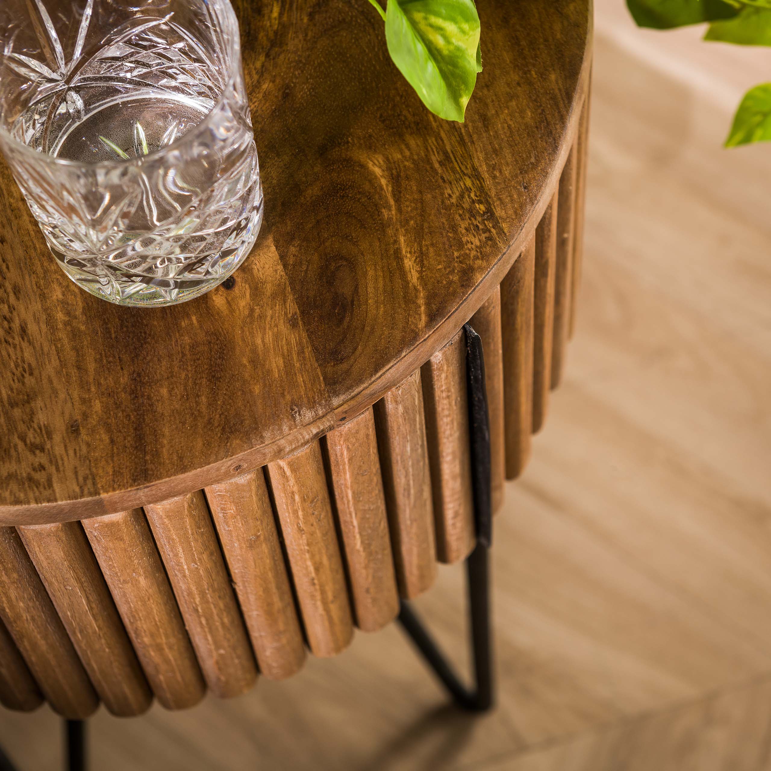 Sängbord 1L tweak runt / Solid mangosandfärg