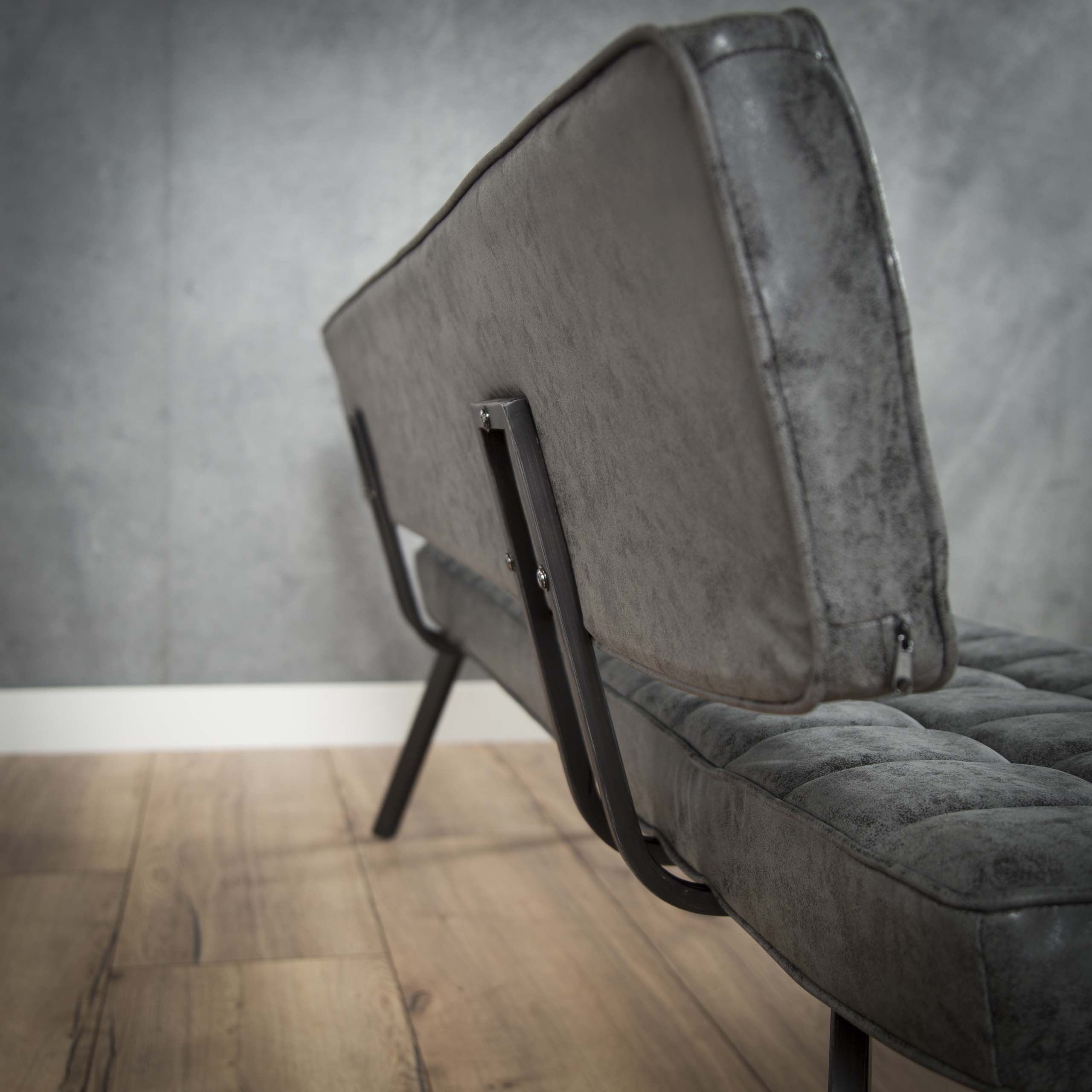 Matsoffa 180 cm med korssömmar och öppen rygg. / Vax PU svart