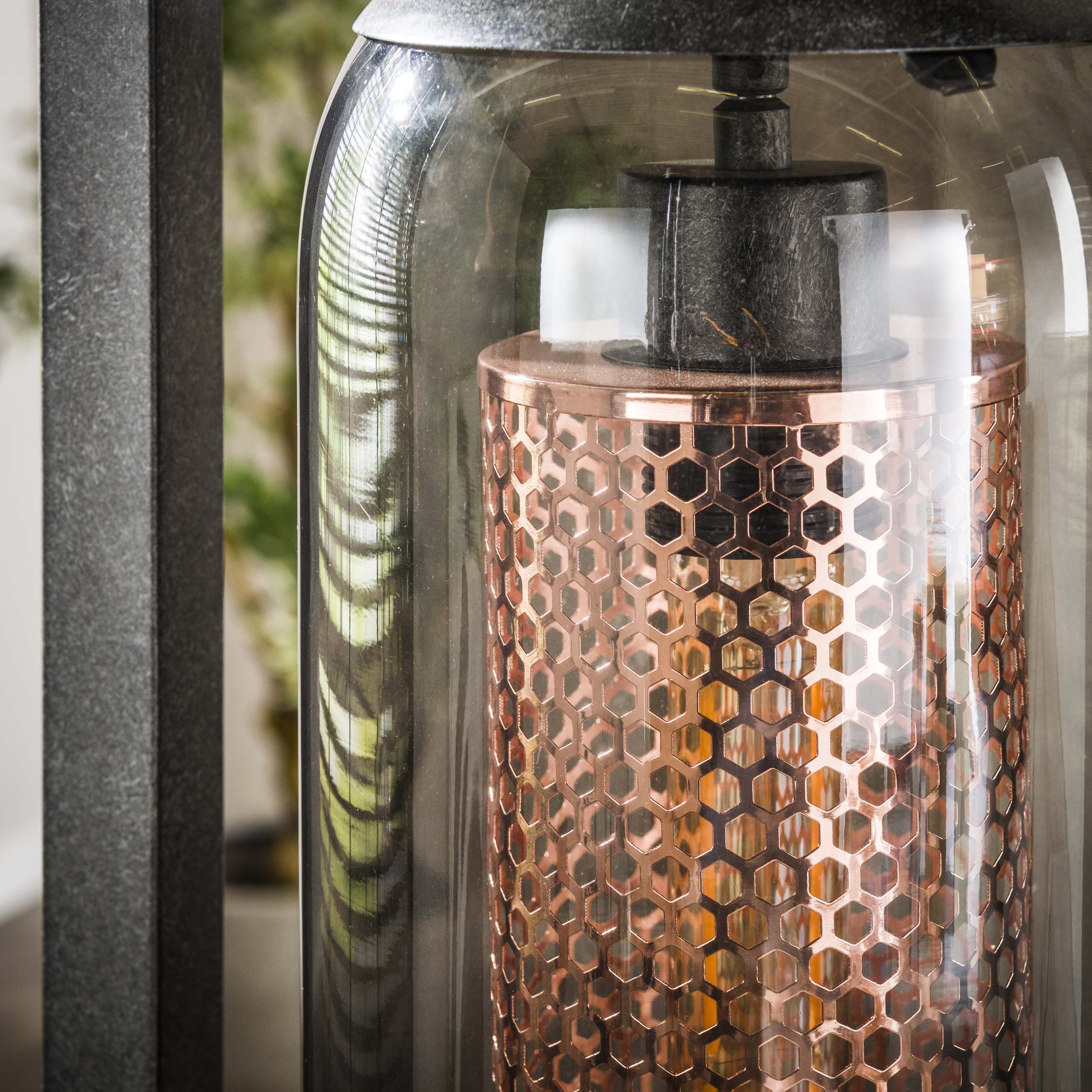 Golvlampa 4L tornrök glasperforerat stål / Artic svart