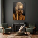 Luxe interieur met design glasschilderij van luxe gouden body art meisje