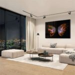 Modern interieur met design glasschilderij van kleurrijke modevlinder