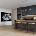 Modern interieur met design glasschilderij van kleurrijke VIP wijnflessen zoals Dom P in hype-art stijl