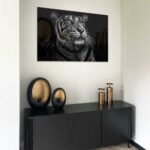 Modern luxe interieur met designer glasschildering van wilde tijger