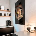 Luxe interieur met design glasschildering van luxe zwart met gouden versace medusa