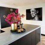 Modern luxe interieur met een design schilderij van mooi meisje met een vlinder