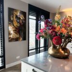 Luxe interieur met design glasschilderij van luxe zwart en gouden body art meisje