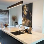 Luxe interieur met design glasschilderij van luxe zwart en gouden body art meisje