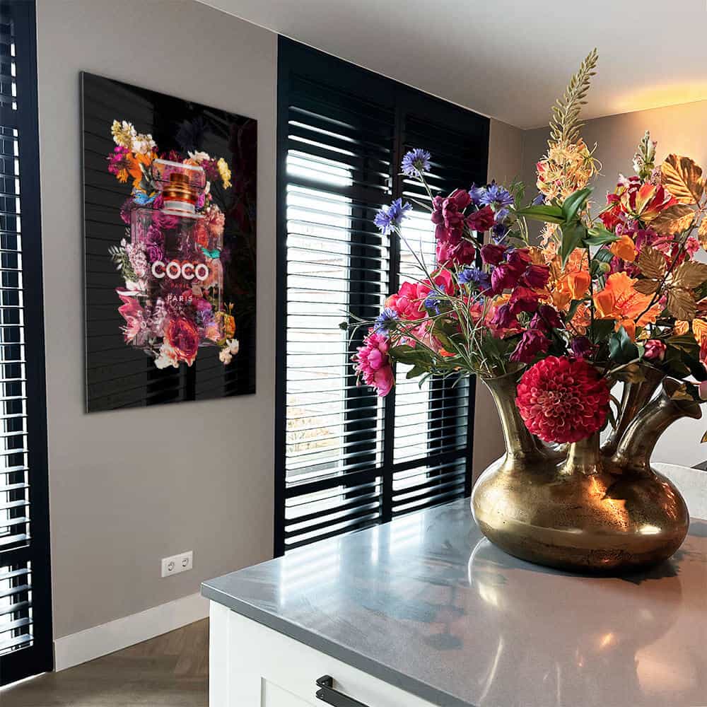 Modern luxe interieur met design schilderij van mode parfumfles met bloemen